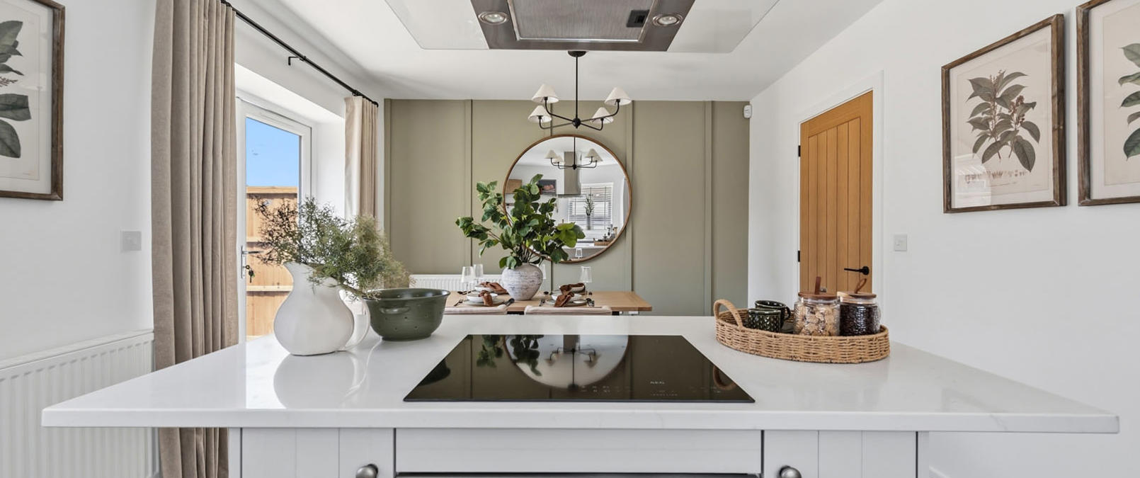 Cooker, hob and extractor